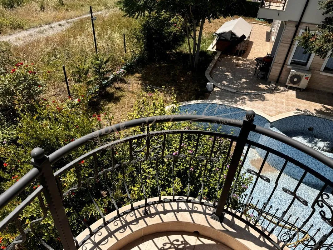 Комфортабельный дом в г. Святой Влас с отдельным участком и панорамным видом на море