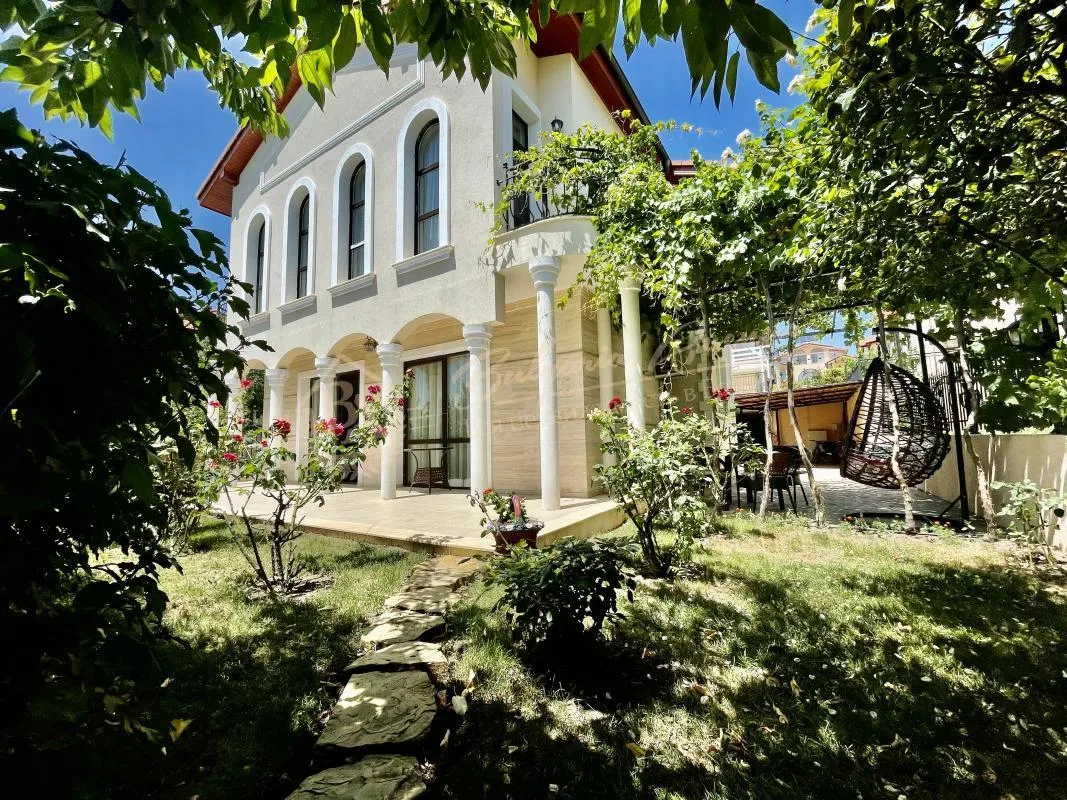 Комфортабельный дом в г. Святой Влас с отдельным участком и панорамным видом на море