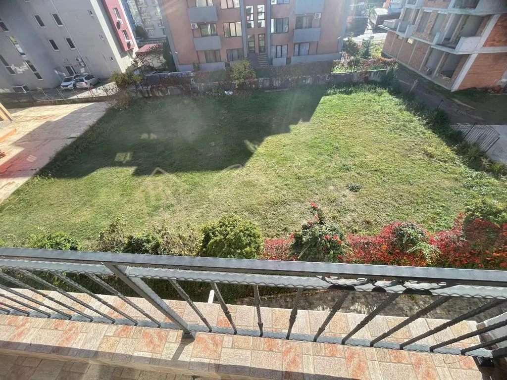 Меблированный трехкомнатный апартамент в комплексе «Аполлон», Равда