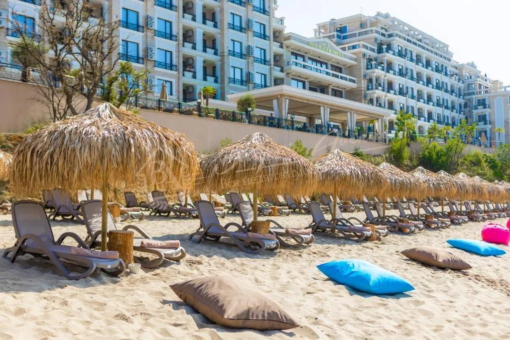 Комплекс Onyx - двухкомнатная квартира с собственным выходом к бассейну, вид на море