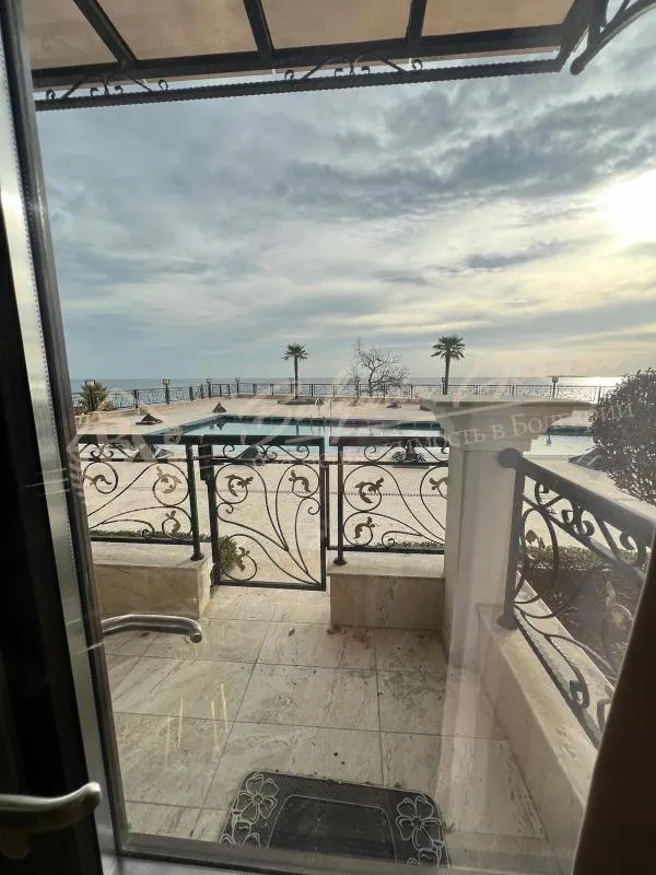 Комплекс Onyx - двухкомнатная квартира с собственным выходом к бассейну, вид на море