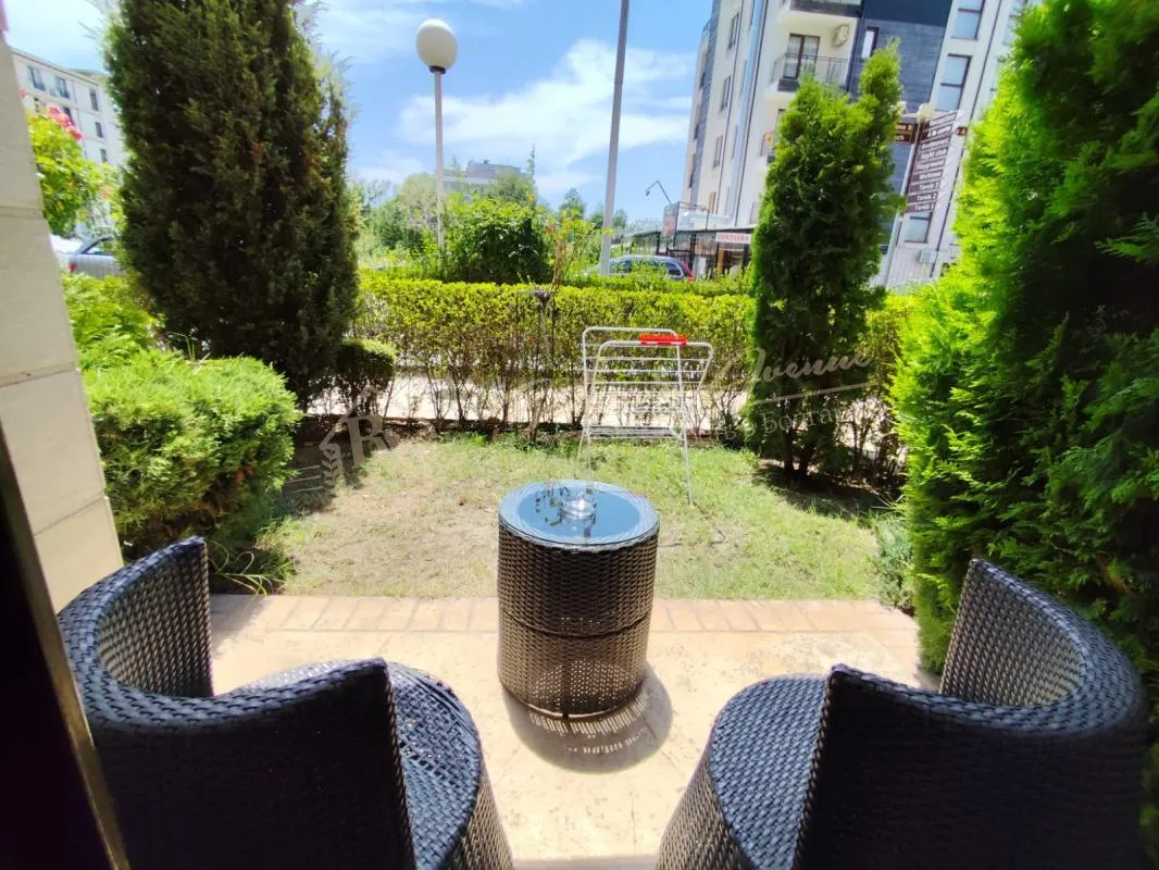 Двухкомнатный апартамент на партере с собственным двориком - комплекс "Тарсис Нова"