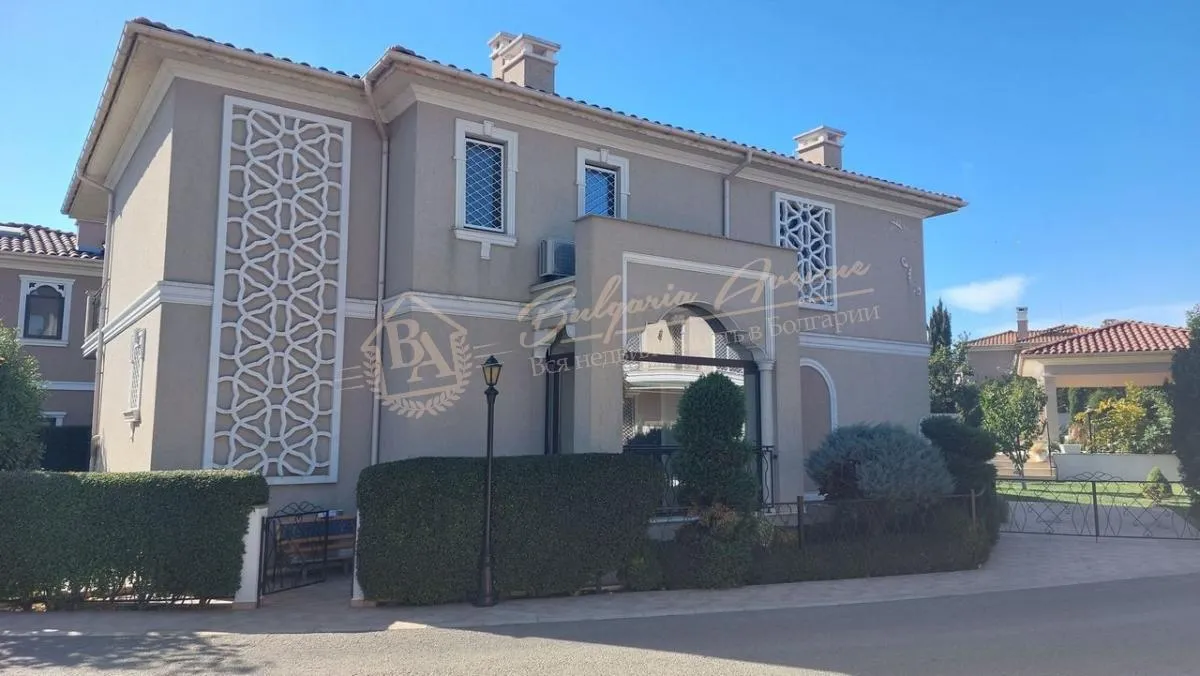 Роскошный дом с 4 спальнями, с красивым двором в элитном жилом комплексе вилл Victoria Royal Garden, Поморие