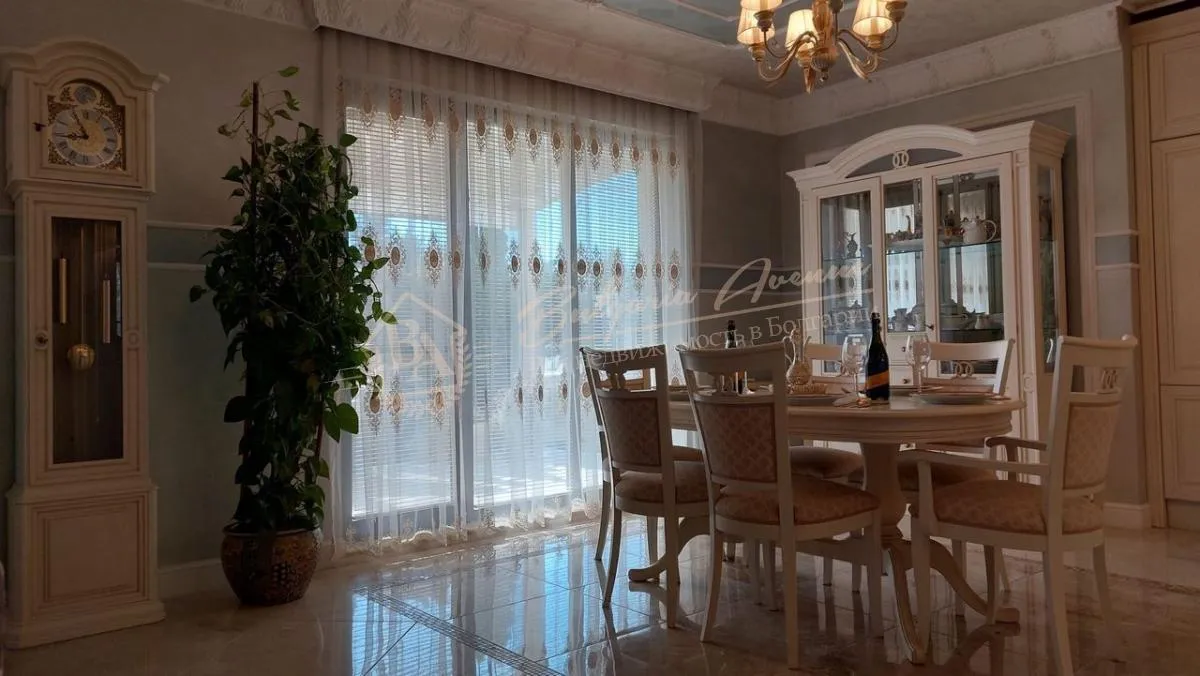 Роскошный дом с 4 спальнями, с красивым двором в элитном жилом комплексе вилл Victoria Royal Garden, Поморие