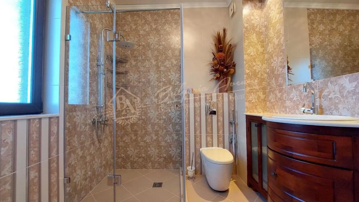 Роскошный дом с 4 спальнями, с красивым двором в элитном жилом комплексе вилл Victoria Royal Garden, Поморие