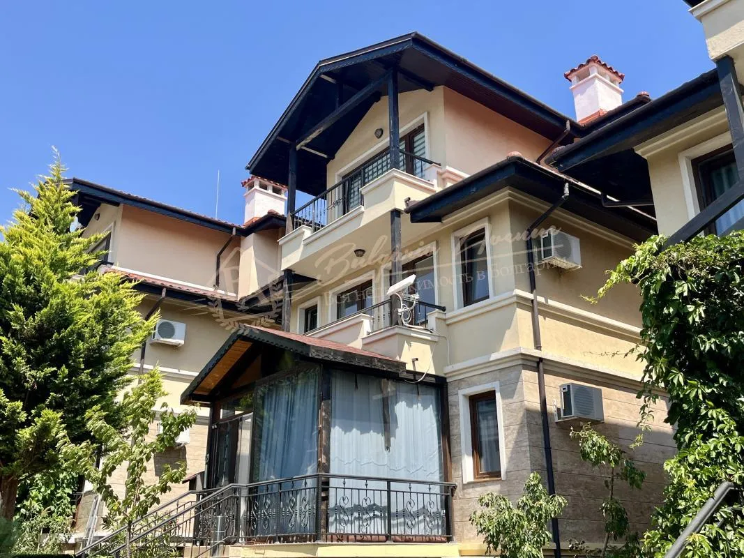 Четырехэтажная вилла с панорамным видом на море в поселке Кошарица