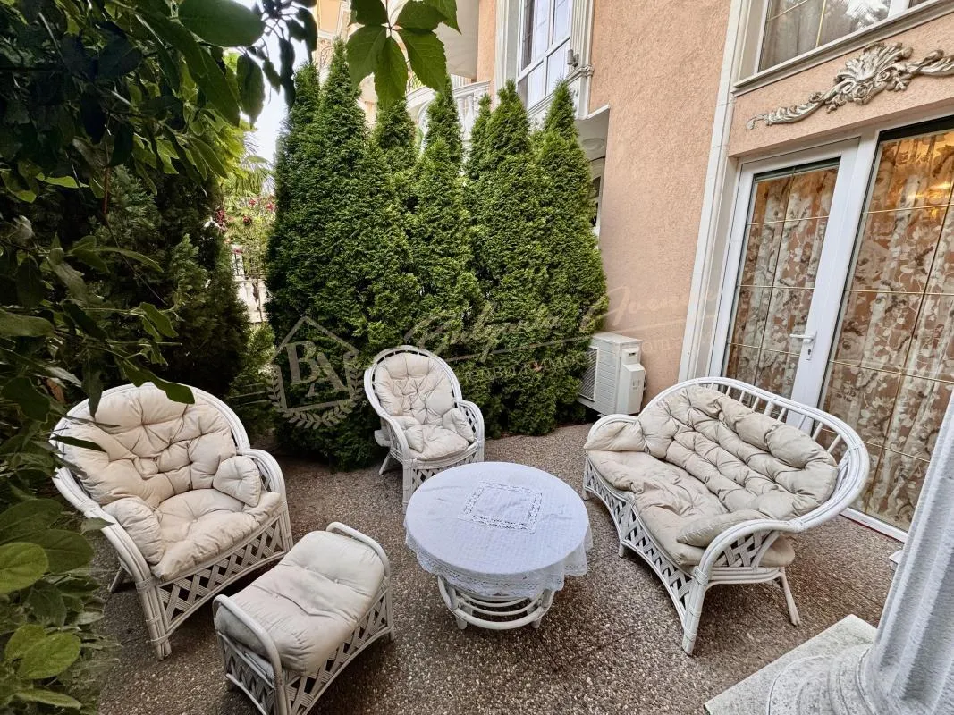 Роскошный двухэтажный апартамент с двориком в комплексе "Венера Палас", Солнечный берег.