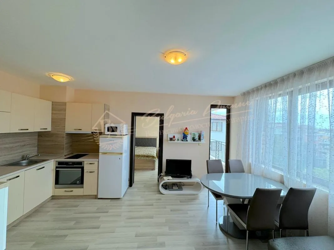 Просторный трехкомнатный апартамент с панорамным видом на море в комплексе «Аполлон-Несебр» 