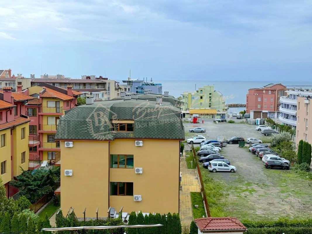 Просторный трехкомнатный апартамент с панорамным видом на море в комплексе «Аполлон-Несебр» 