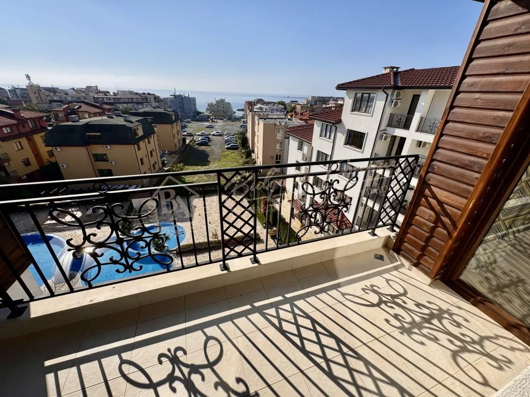 Великолепный трехкомнатный апартамент с панорамным видом на море в городе Несебр