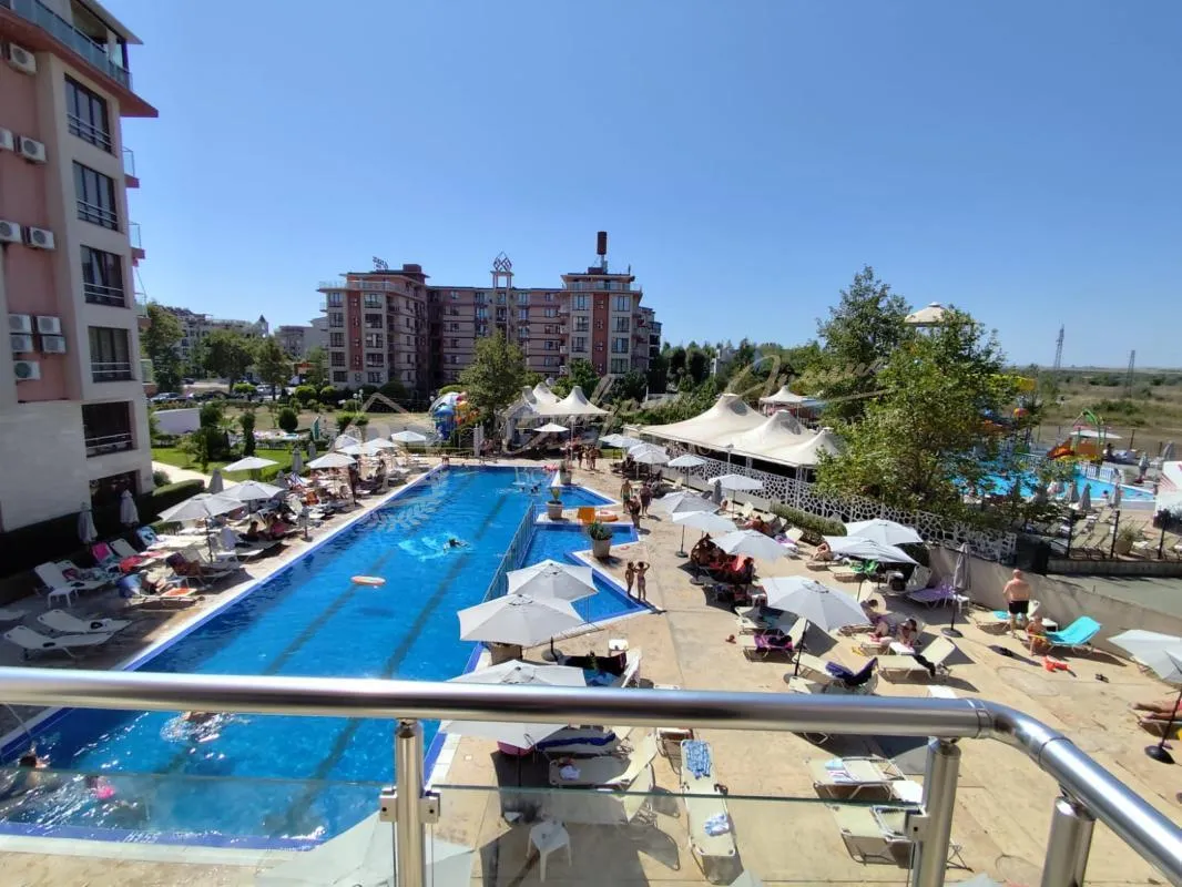 Стильный двухкомнатный апартамент в комплексе Taris, Солнечный берег