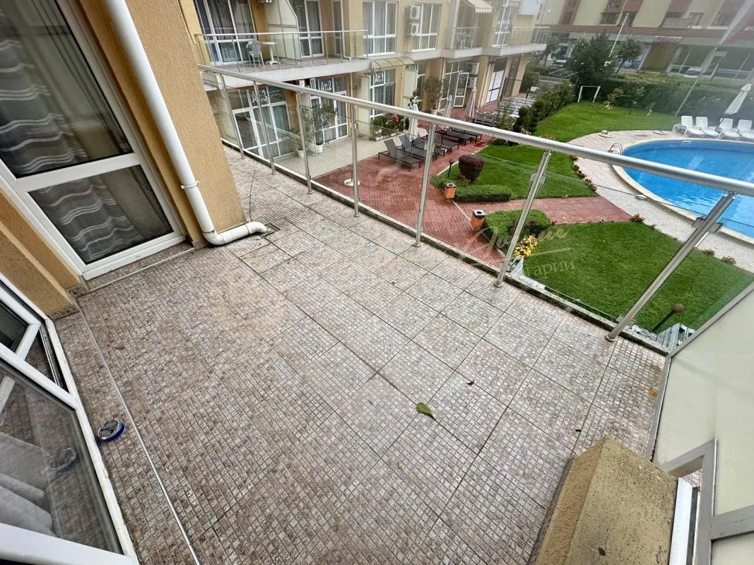 Продается трехкомнатный апартамент с видом на бассейн в центре Солнечного Берега - Флорес Парк