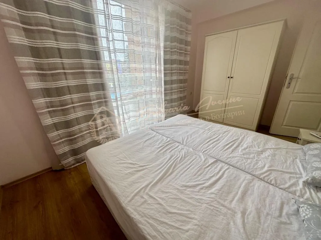 Продается трехкомнатный апартамент с видом на бассейн в центре Солнечного Берега - Флорес Парк