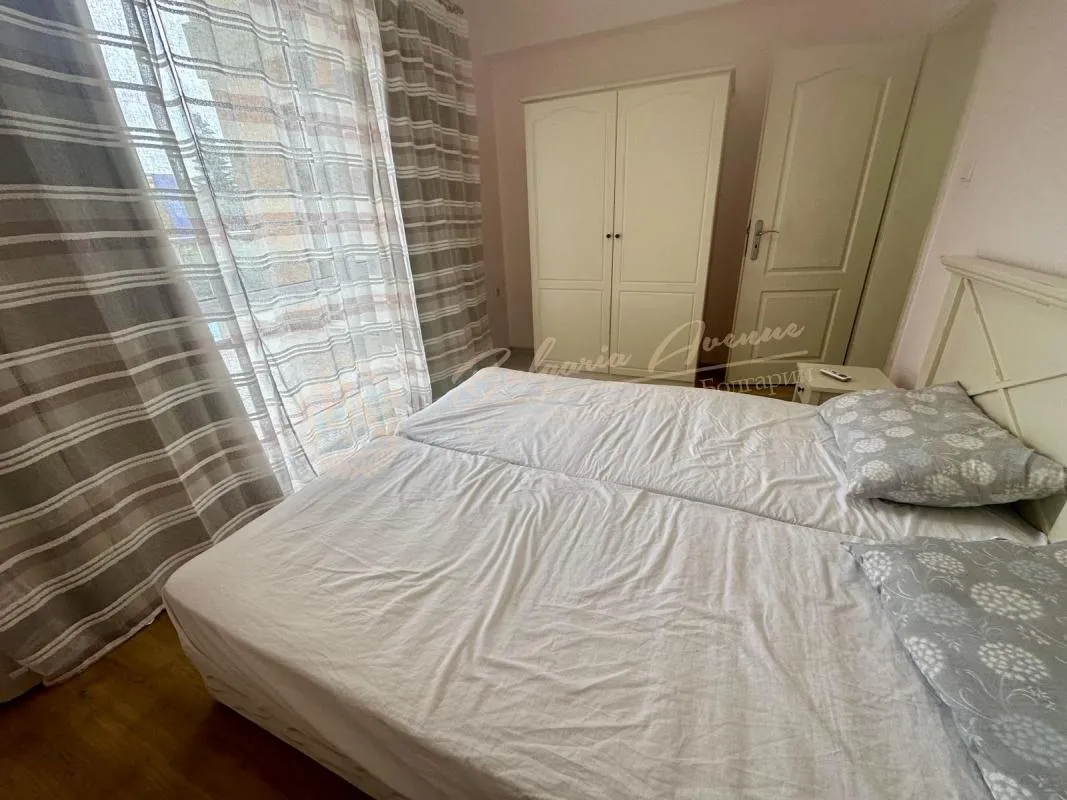 Продается трехкомнатный апартамент с видом на бассейн в центре Солнечного Берега - Флорес Парк