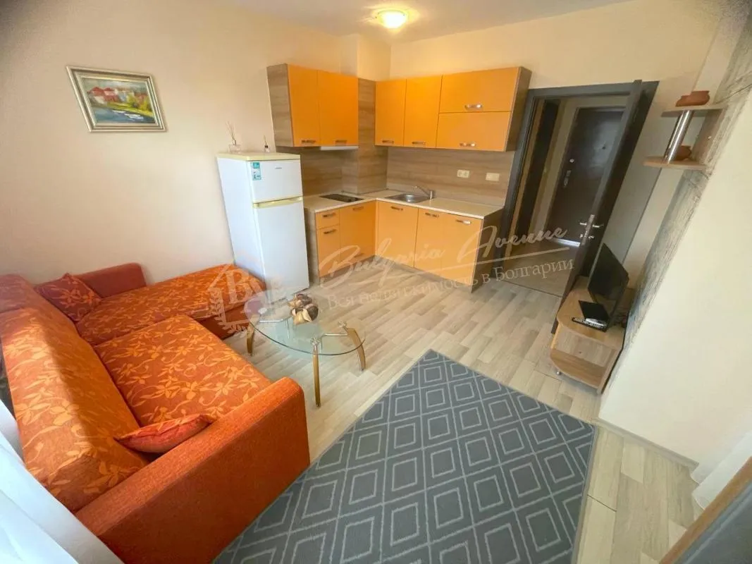 Уютный двухкомнатный апартамент на партере в комплексе "Аполлон-Несебр"