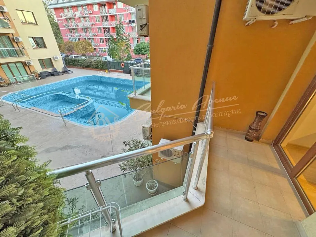 Квартира-студия в комплексе Amadeus 11, Солнечный берег. Вид на бассейн.