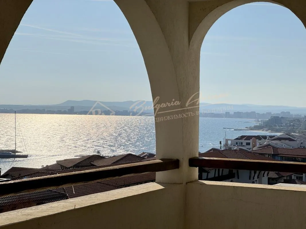 Просторный двухкомнатный апартамент с панорамным видом на море в комплексе Merry Mar