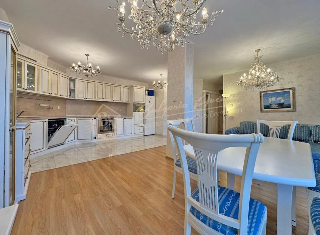 Трехкомнатный апартамент в комплексе Izida Palace