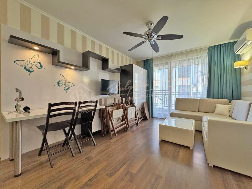 Двухкомнатный апартамент в комплексе "Роуз Гарден", Поморие