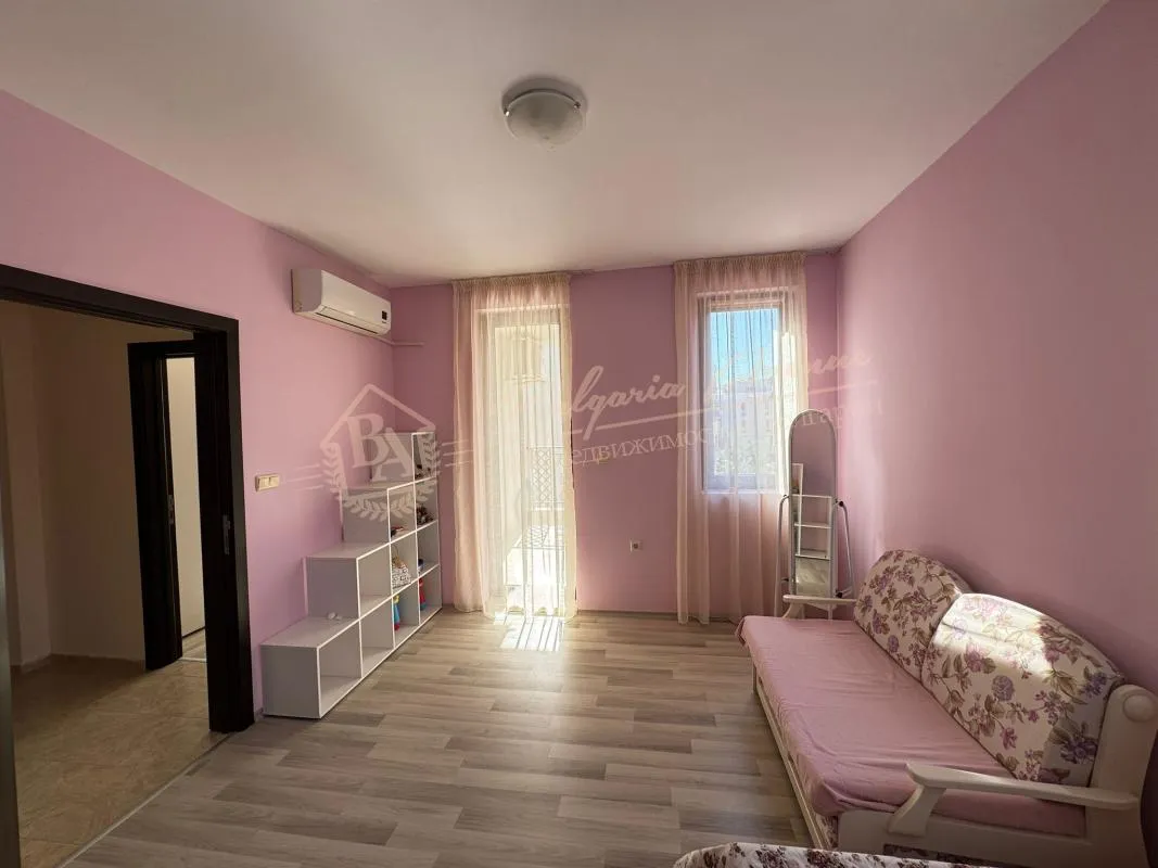 Четырехкомнатный апартамент с видом на бассейн в комплексе Аполлон Несебр