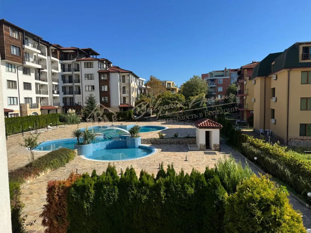 Четырехкомнатный апартамент с видом на бассейн в комплексе Аполлон Несебр