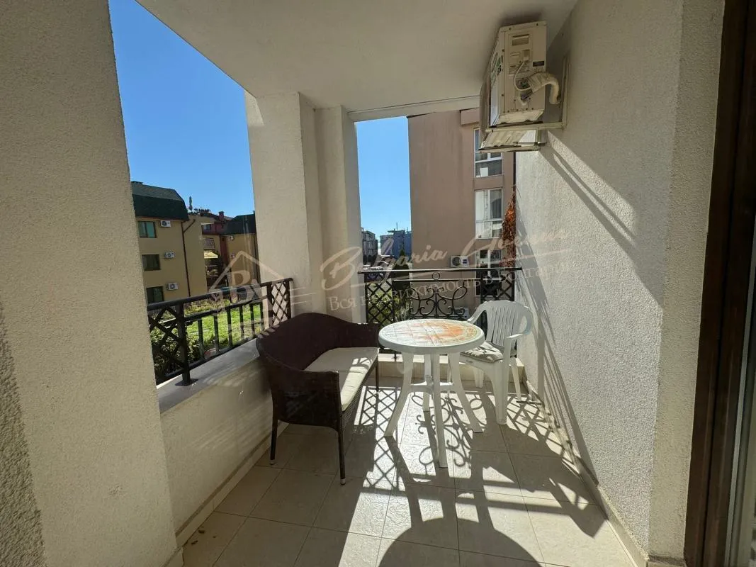 Четырехкомнатный апартамент с видом на бассейн в комплексе Аполлон Несебр