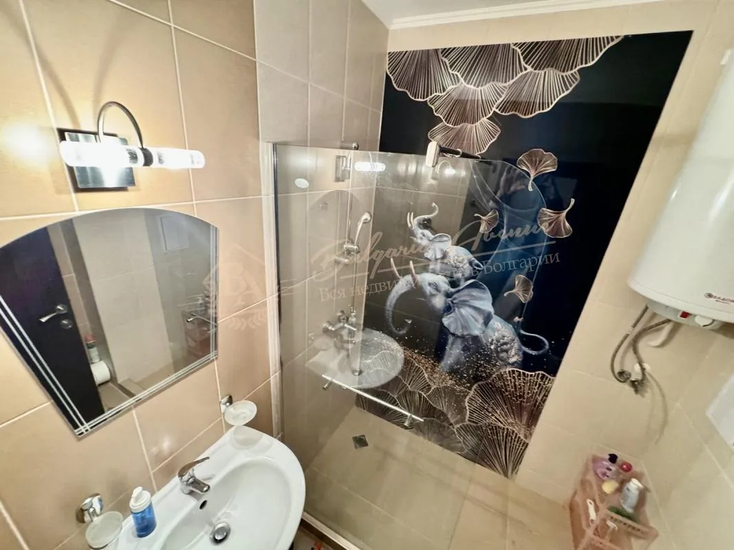 Великолепная трехкомнатная квартира в живописном городе Несебр с захватывающим панорамным видом на море