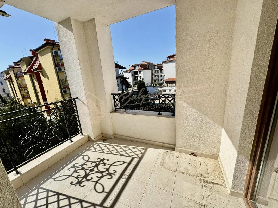 Продается двухкомнатный апартамент в "Аполлон Несебр" с прекрасным видом на территорию