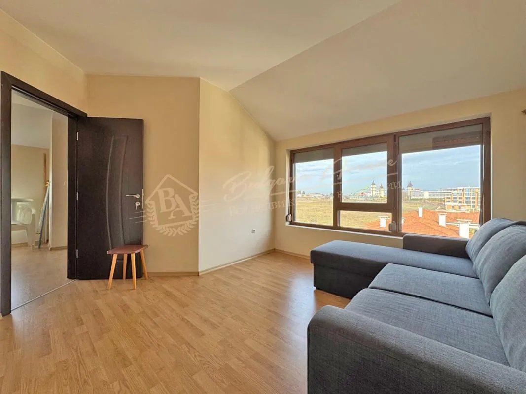 Двухкомнатный апартамент в комплексе "Элитония", курортный поселок Равда. 