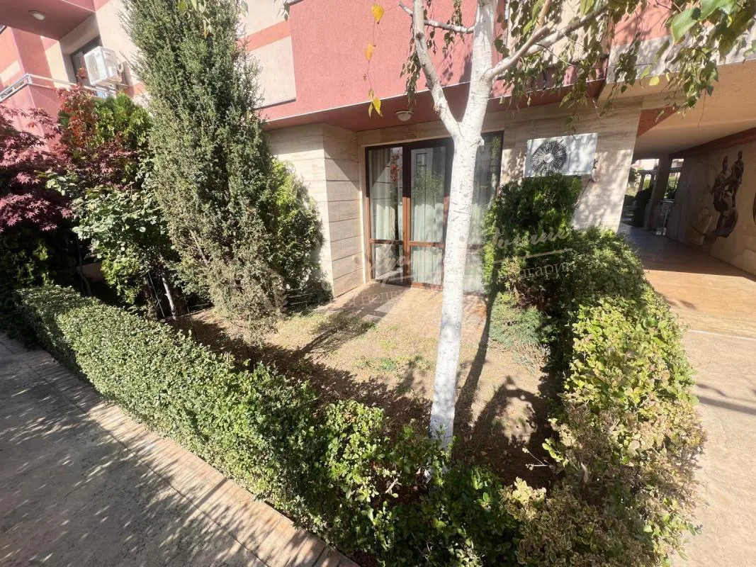 Просторная студия с двориком в Солнечном Берег в комплексе "Тарсис Нова"