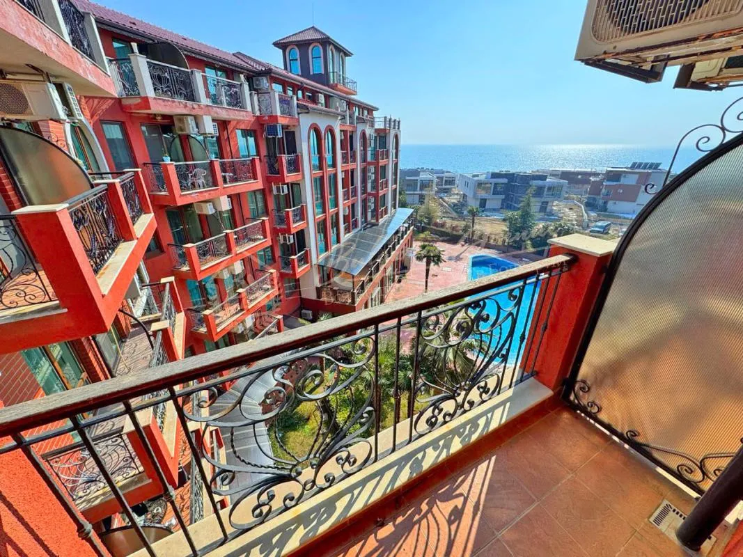 Двухкомнатный апартамент на двух уровнях в комплексе Сhateau Del Marina, Несебр - вид на море