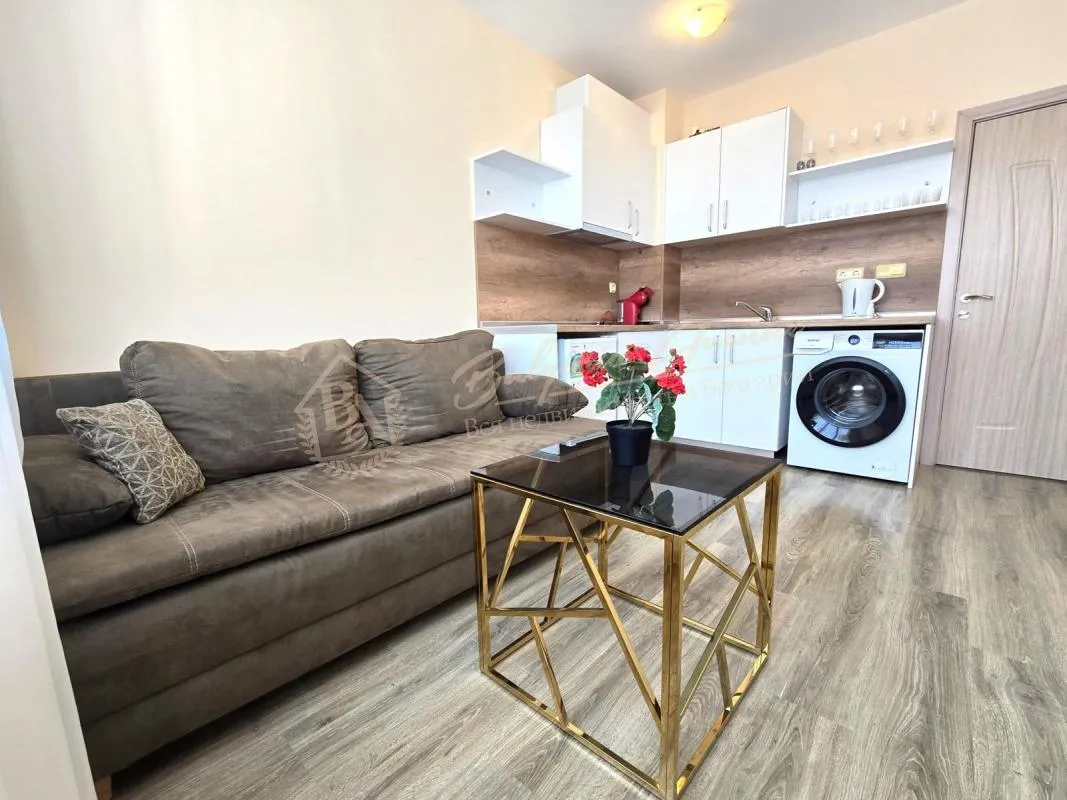 Двухкомнатный апартамент с прекрасным видом на бассейн в комплексе «Аполлон 9»