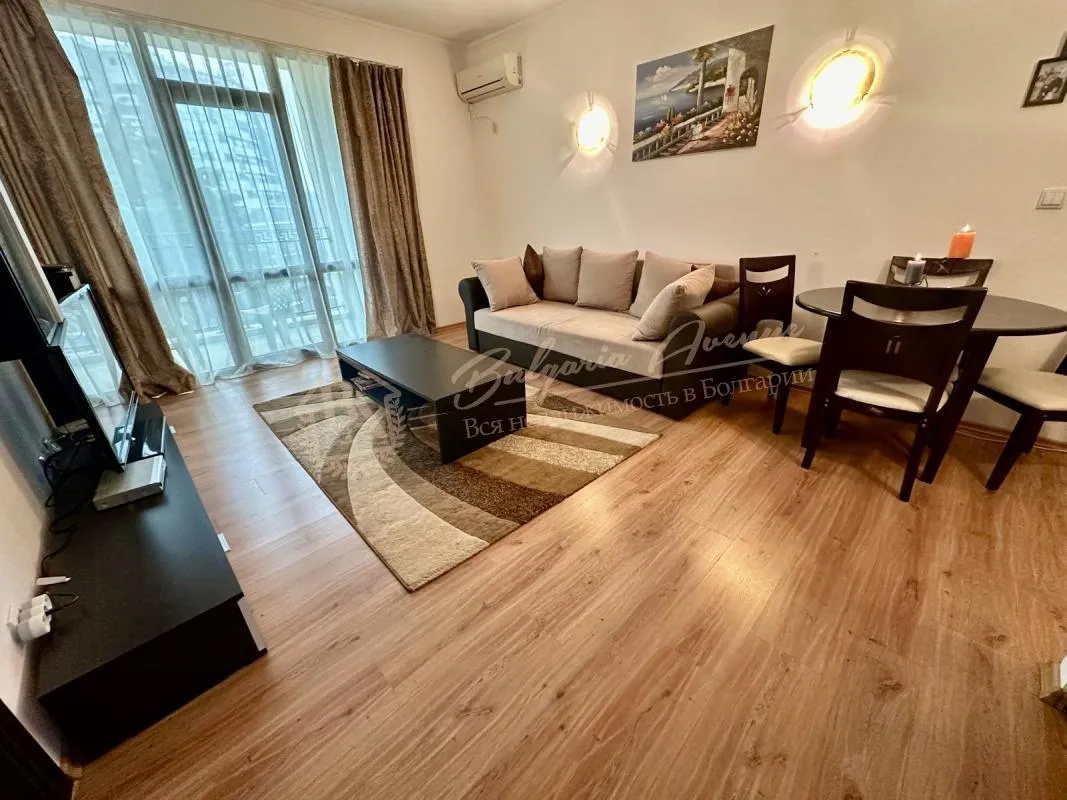 Двухкомнатная квартира в комплексе «Вавилон» с прекрасным видом на бассейн