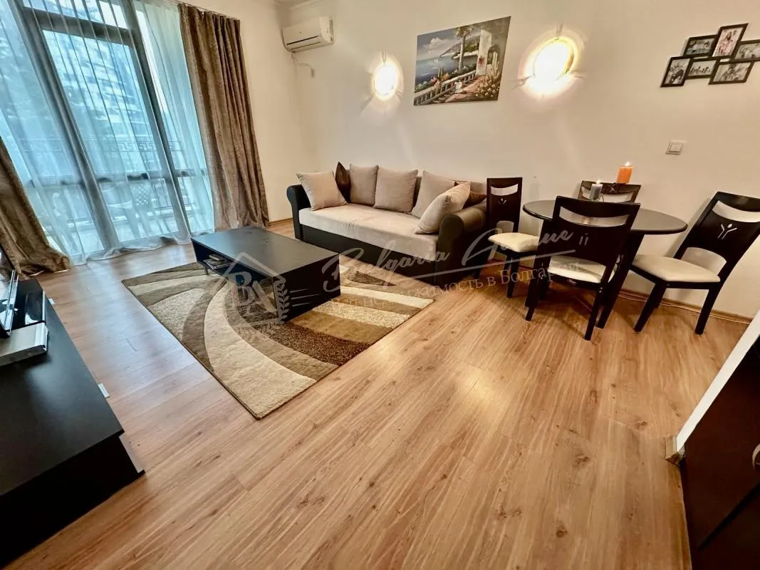 Двухкомнатная квартира в комплексе «Вавилон» с прекрасным видом на бассейн