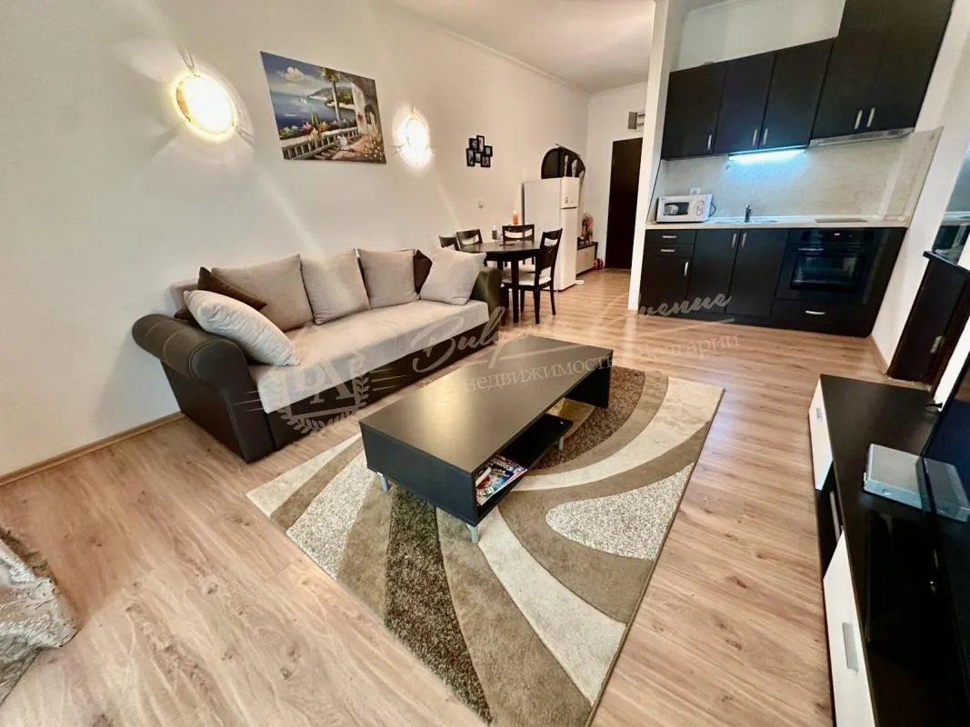 Двухкомнатная квартира в комплексе «Вавилон» с прекрасным видом на бассейн