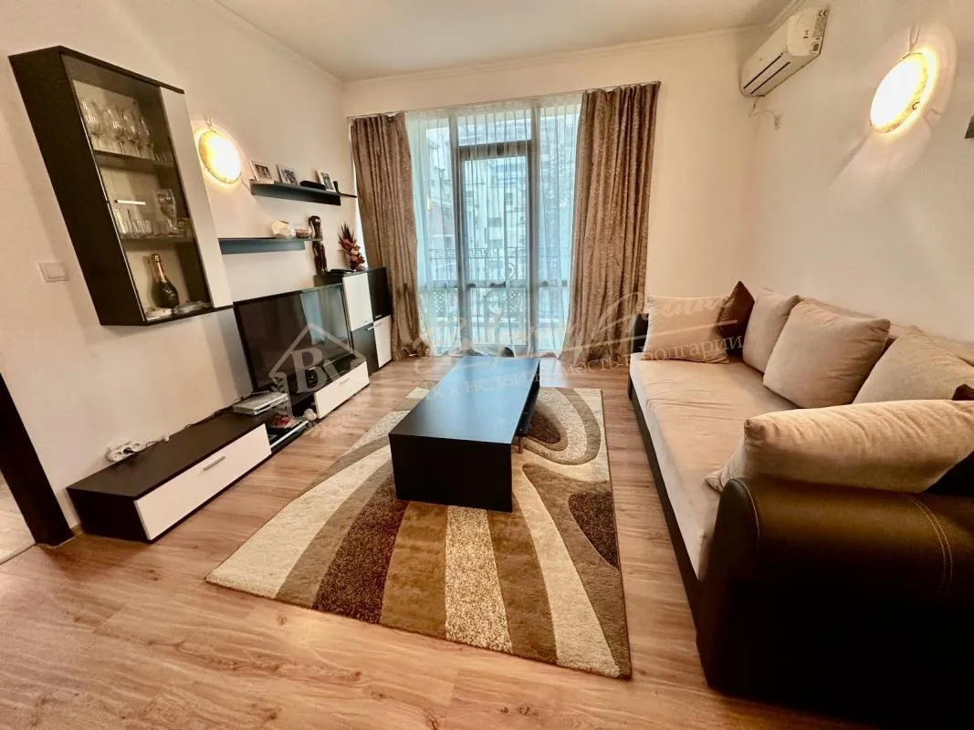 Двухкомнатная квартира в комплексе «Вавилон» с прекрасным видом на бассейн