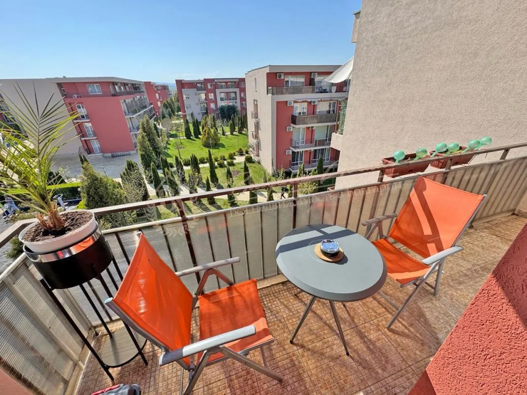 Продажа двухкомнатной квартиры в комплексе Holiday Fort Солнечный берег