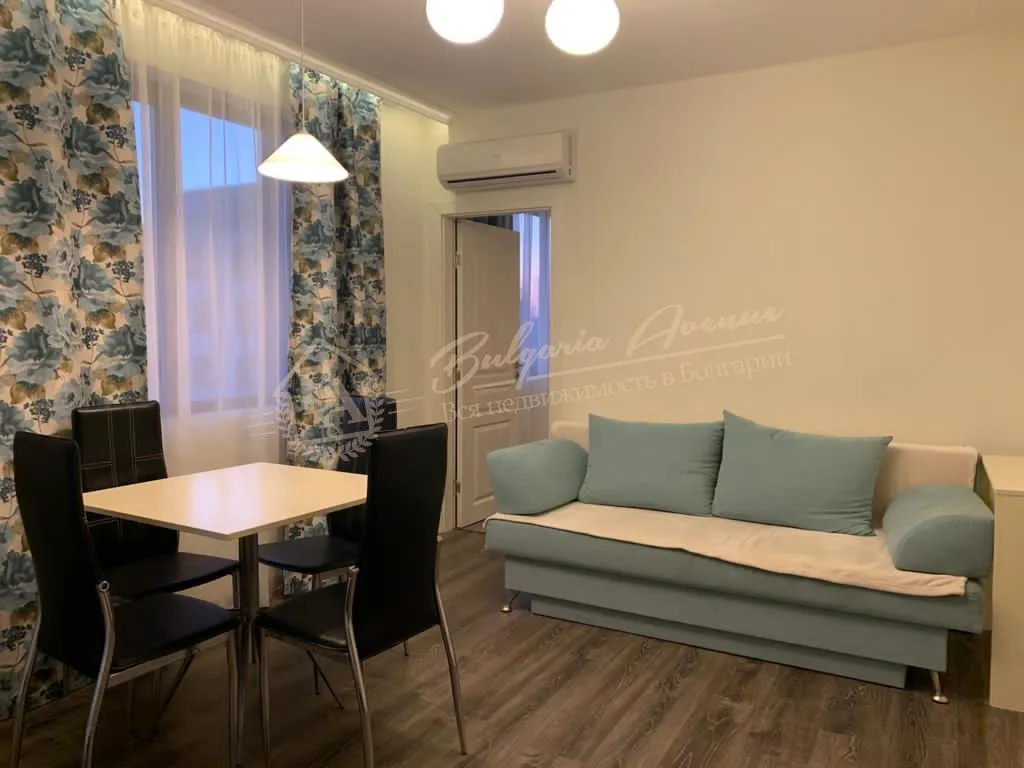 Трехкомнатный апартамент с прекрасным видом на ухоженную территорию в комплексе "Тарсис Нова", Солнечный берег