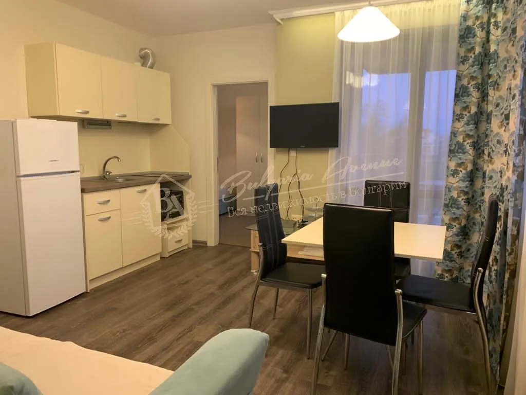 Трехкомнатный апартамент с прекрасным видом на ухоженную территорию в комплексе "Тарсис Нова", Солнечный берег