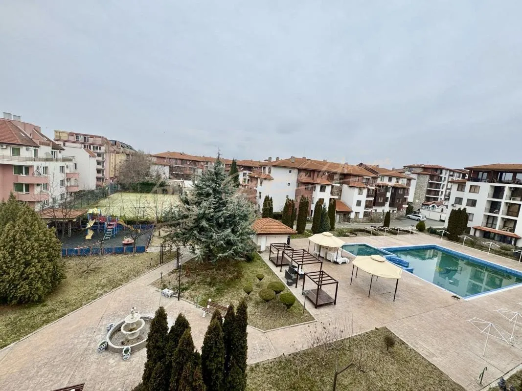 Двухкомнатный апартамент с видом на бассейн в комплексе "Аполлон 5"