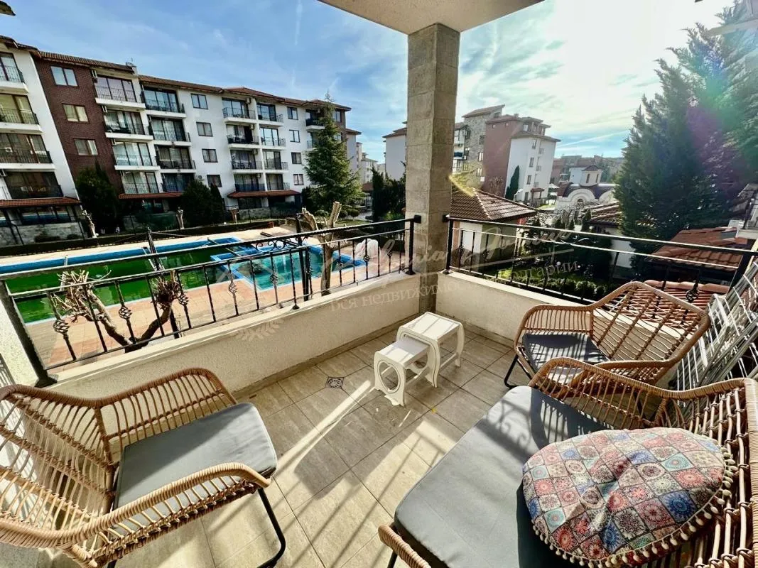 Трехкомнатный апартамент с прекрасным видом на бассейн и территорию в комплексе Apollon 8
