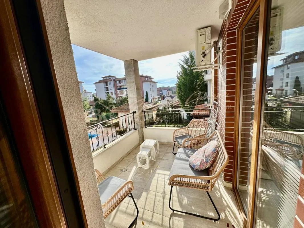 Трехкомнатный апартамент с прекрасным видом на бассейн и территорию в комплексе Apollon 8