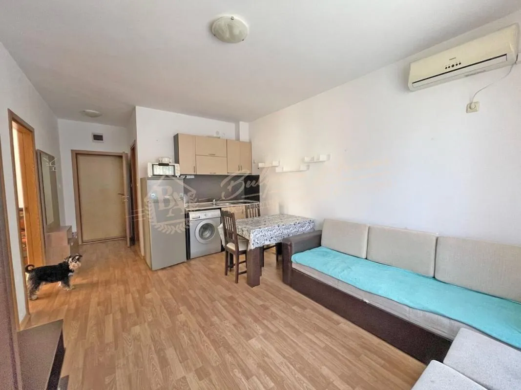 Трехкомнатный апартамент на партере в комплексе Sunny Day 6 Солнечный берег