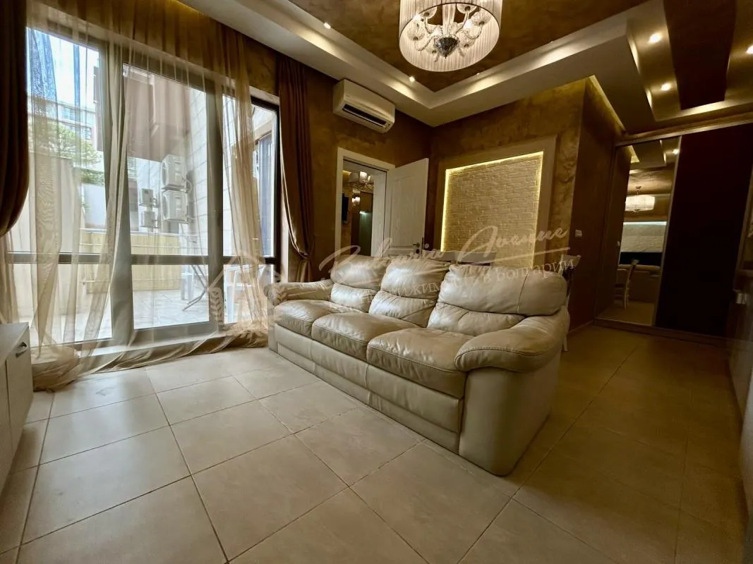 Стильный трехкомнатный апартамент в современном жилом комплексе Tarsis Nova