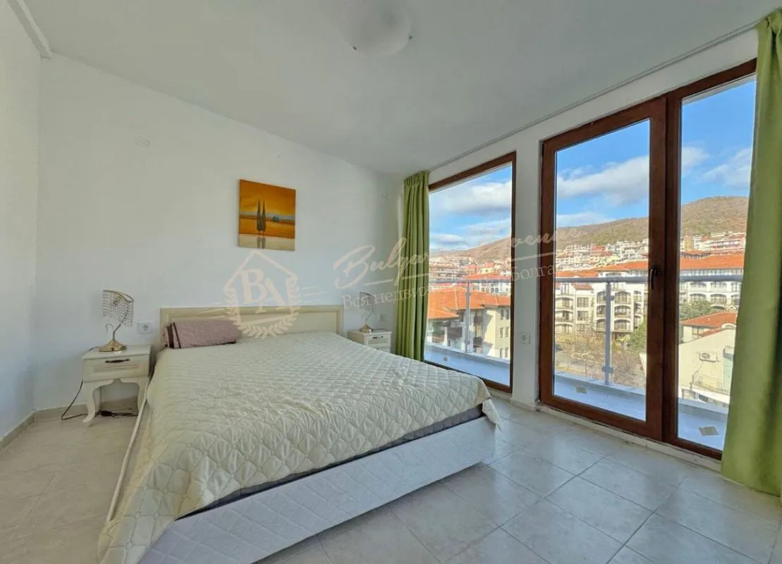 Трехкомнатный апартамент с террасой с видом на море в комплексе "Лазур 5" Святой Влас