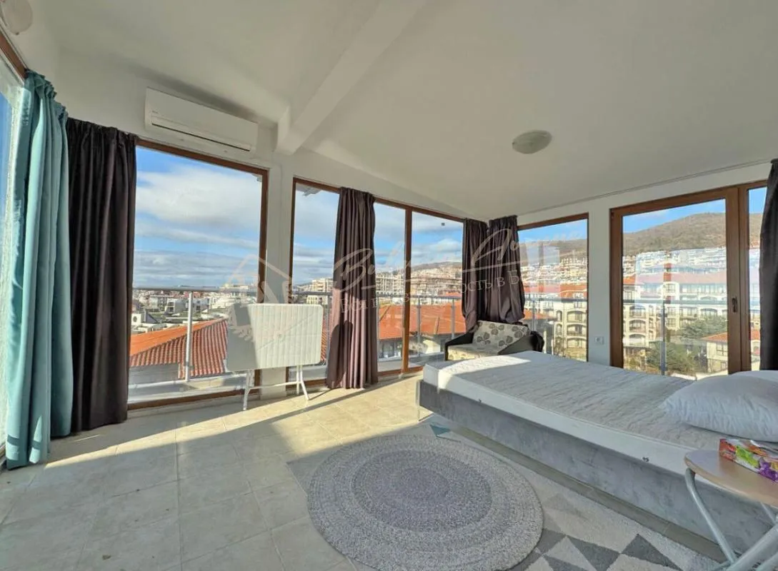 Трехкомнатный апартамент с террасой с видом на море в комплексе "Лазур 5" Святой Влас