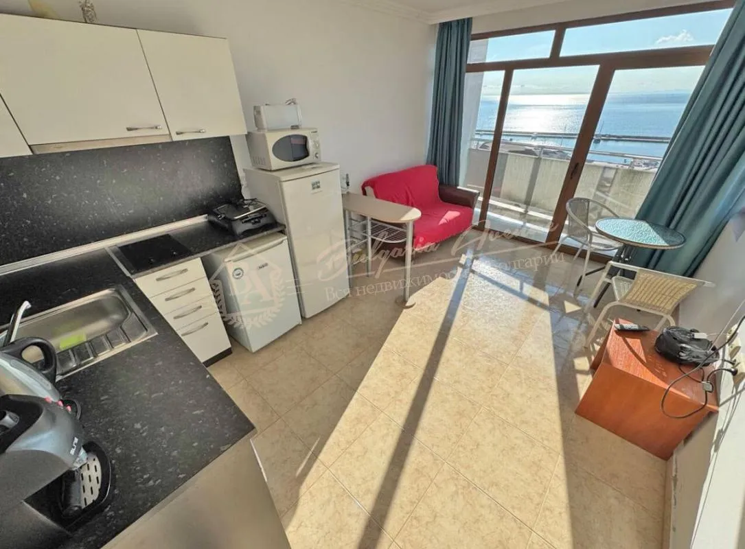 Трехкомнатный апартамент с террасой с видом на море в комплексе "Лазур 5" Святой Влас