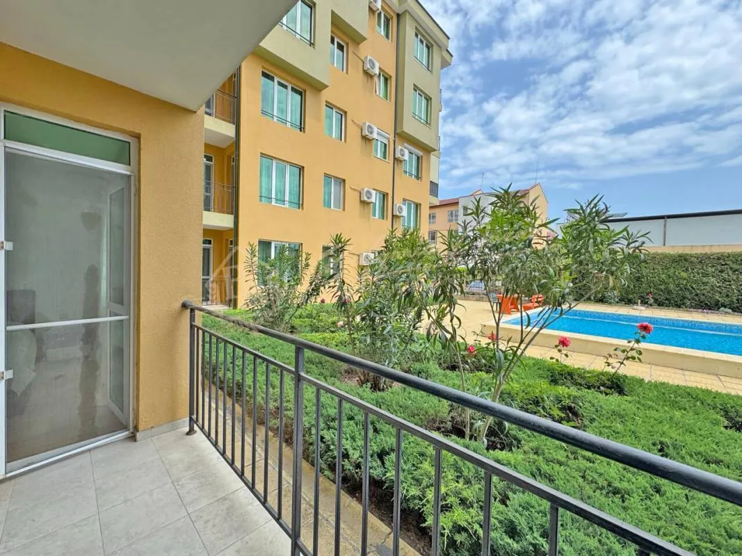 Двухкомнатная квартира в комплексе Hermes Солнечный берег - вид на бассейн