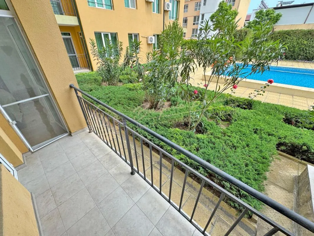 Двухкомнатная квартира в комплексе Hermes Солнечный берег - вид на бассейн