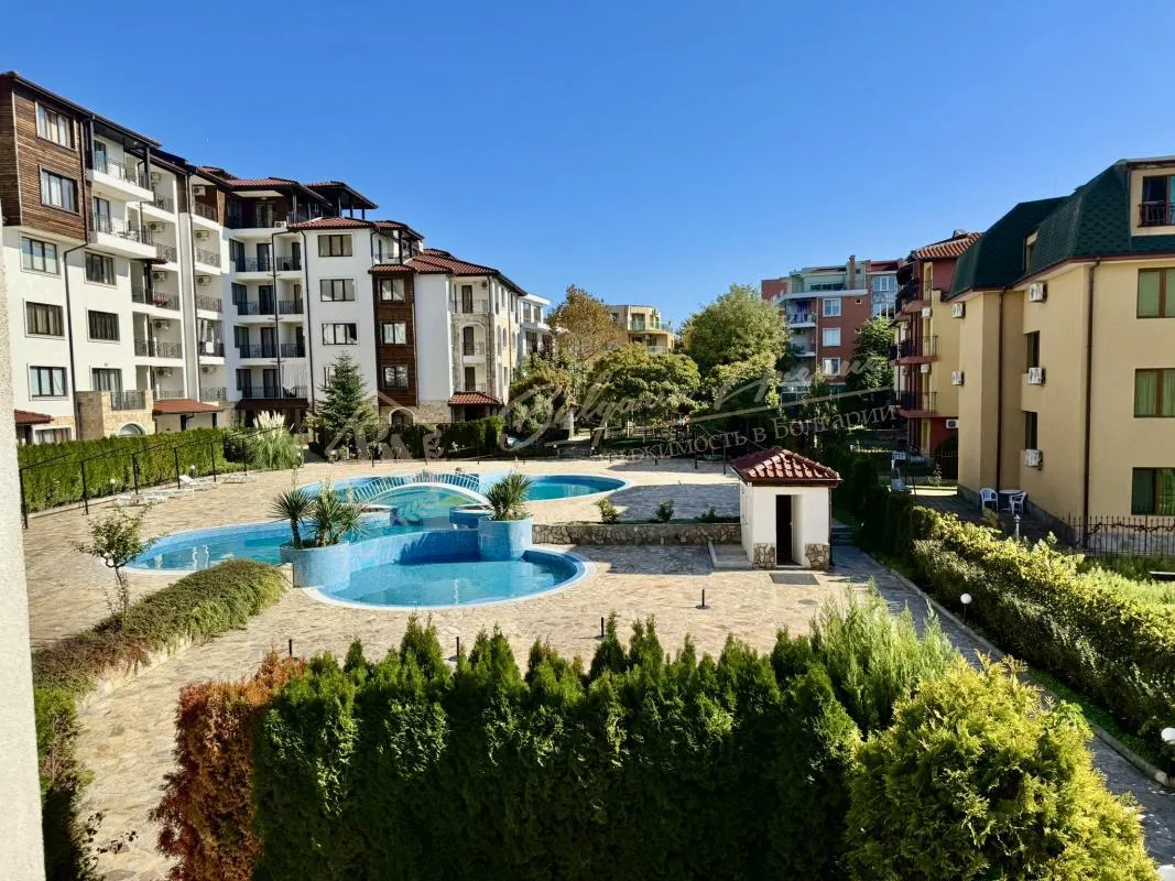 Двухкомнатный апартамент с прекрасным видом на бассейн в "Аполлон Несебр"